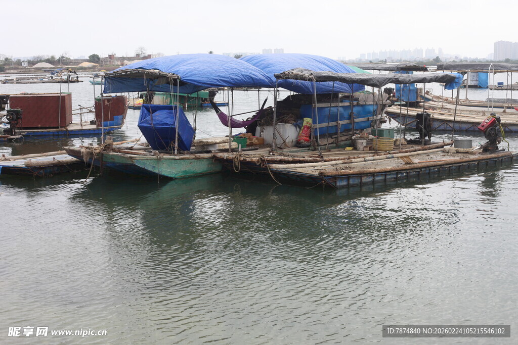 水上浮动设施的停泊场景