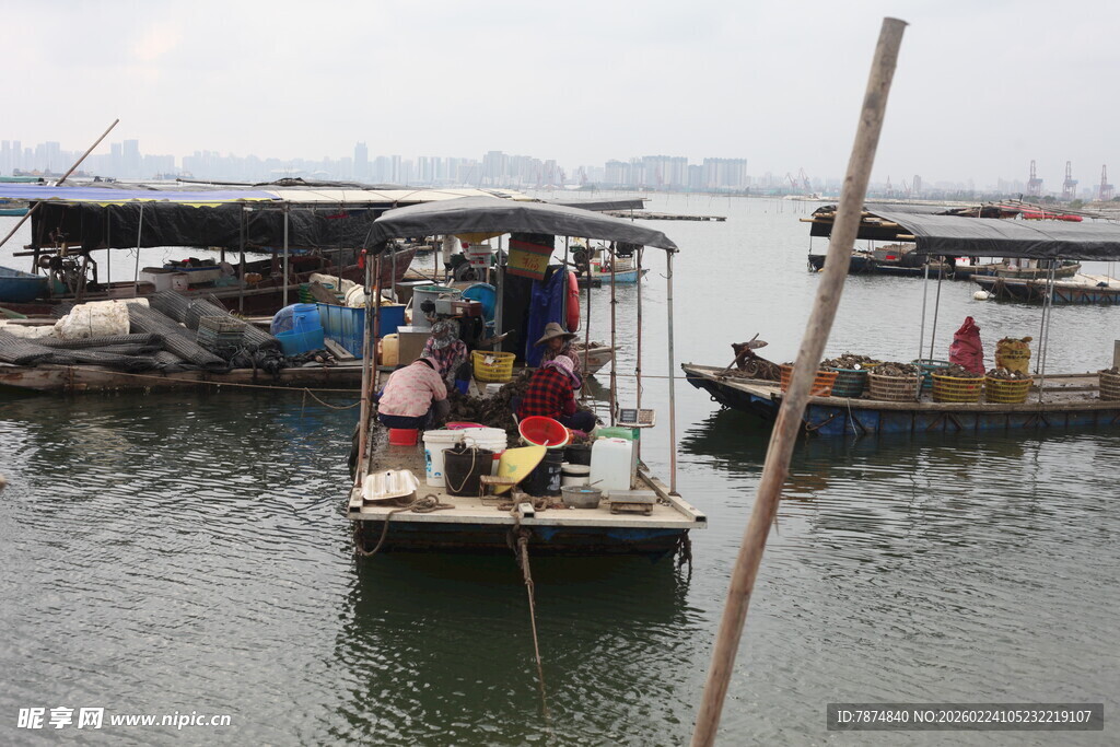 水上人家的日常船只场景