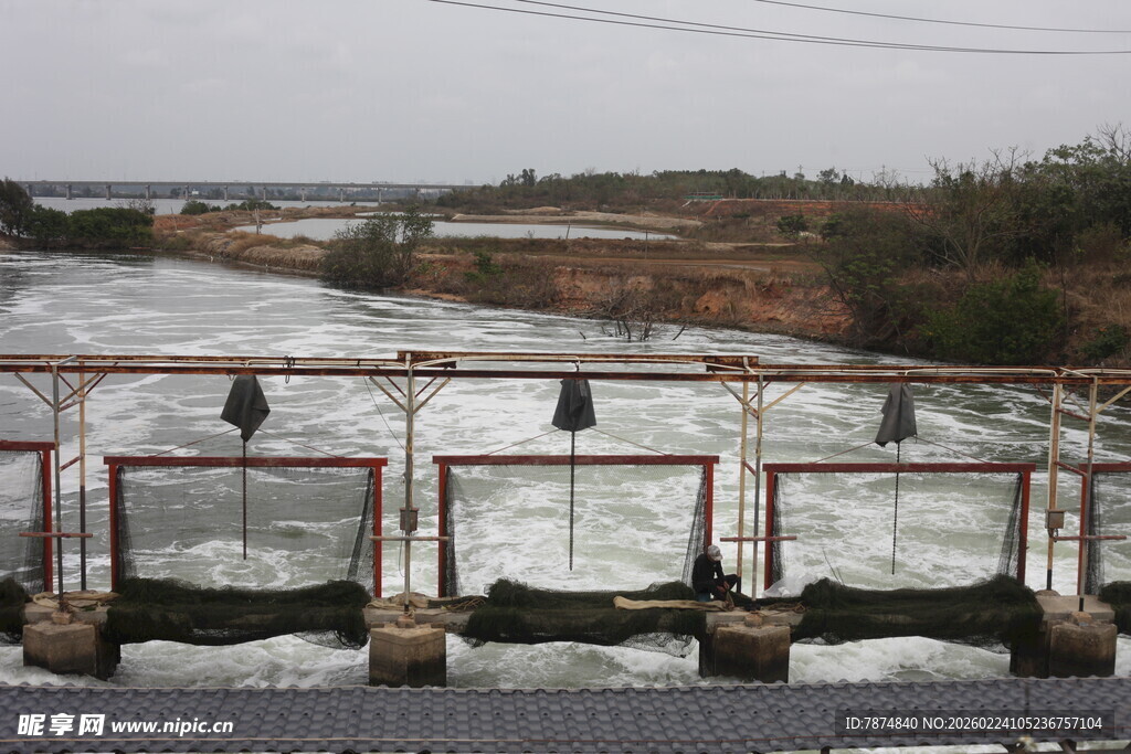 工人检修水闸设施