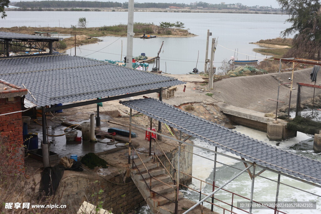 河边搭建中的光伏设施