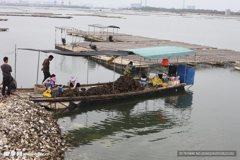 河边停靠的简易水上船只