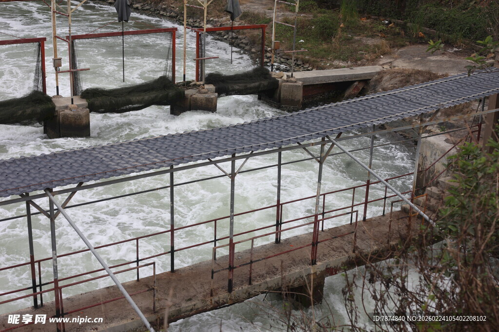 山间水坝上的简易栈桥