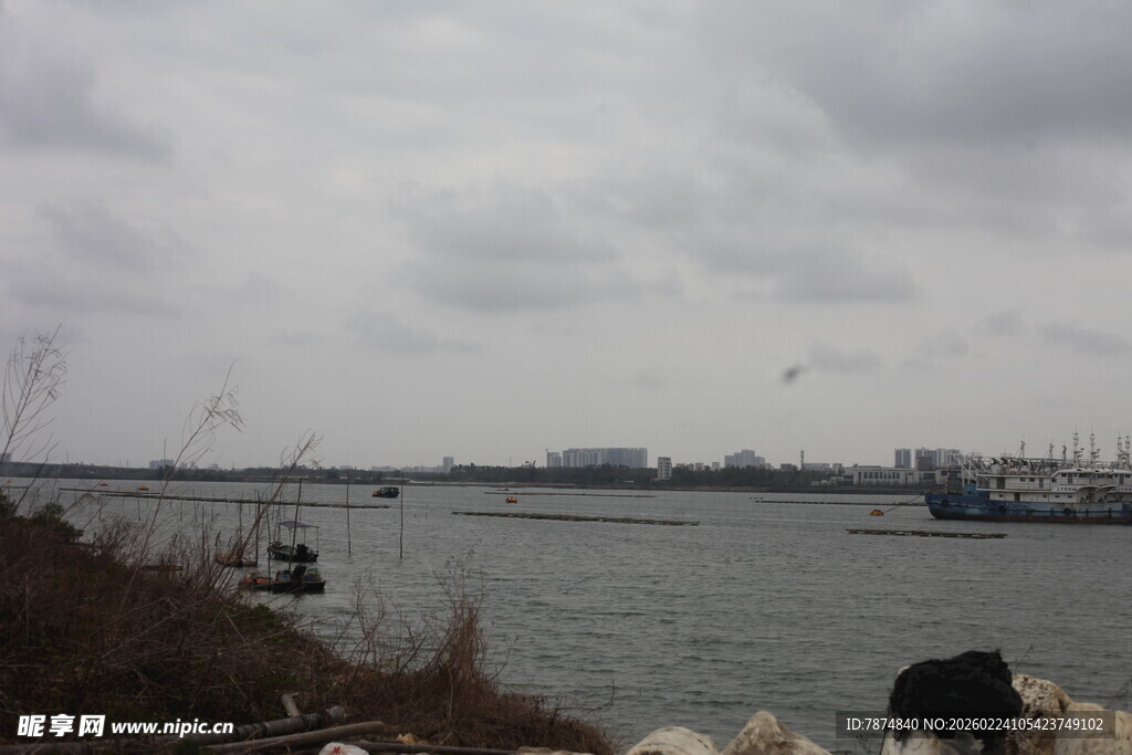 河畔船只与阴沉天空景象