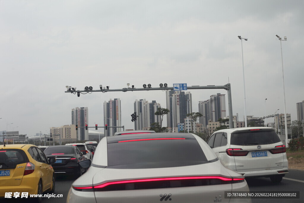 城市道路拥堵中的车辆景观