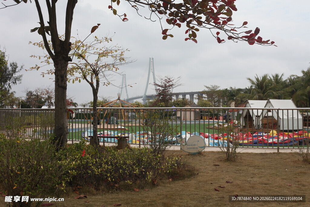 户外景色中的多彩游乐设施