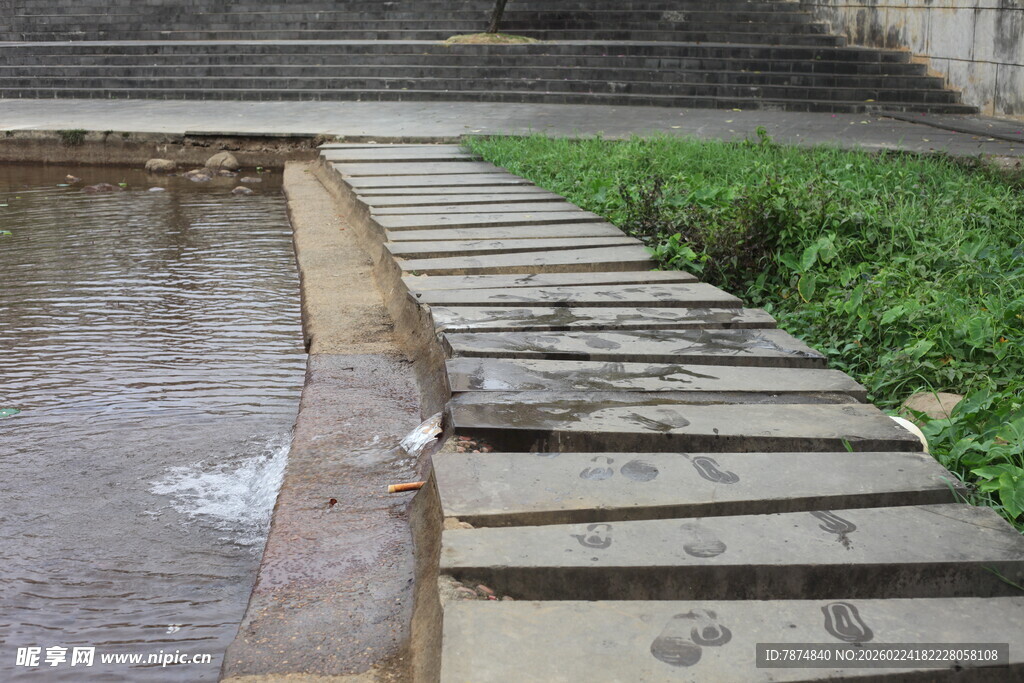 石板小径旁的潺潺流水