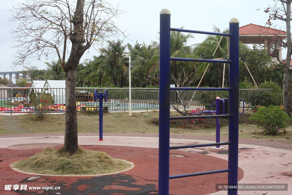 户外社区健身器材场景