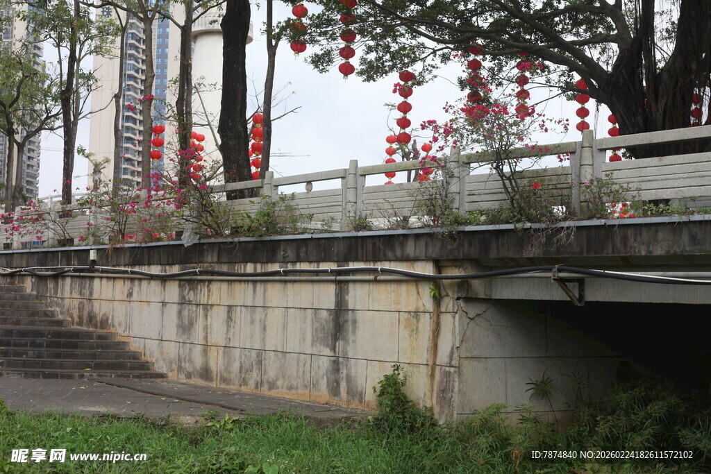 桥上挂红灯笼的中式景致