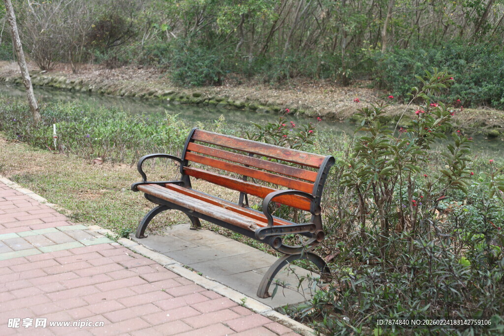 公园中的木质长椅