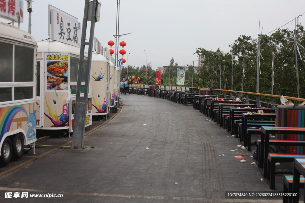 街头餐车与电动车停放场景