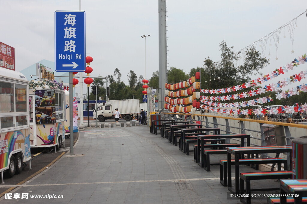 街道边的热闹餐饮摊位