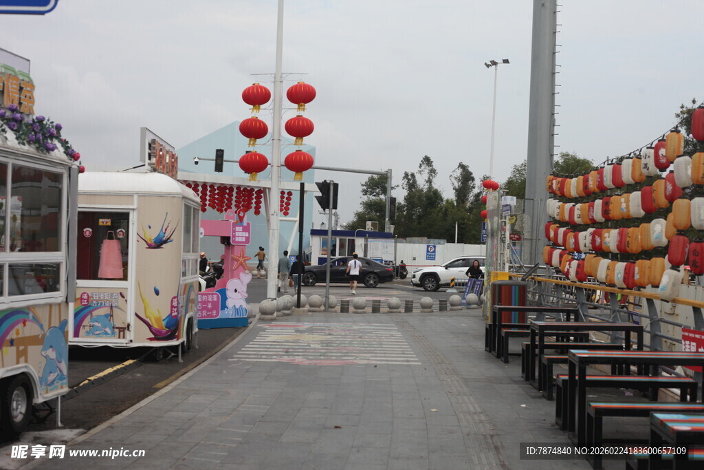 热闹集市中的摊位与红灯笼