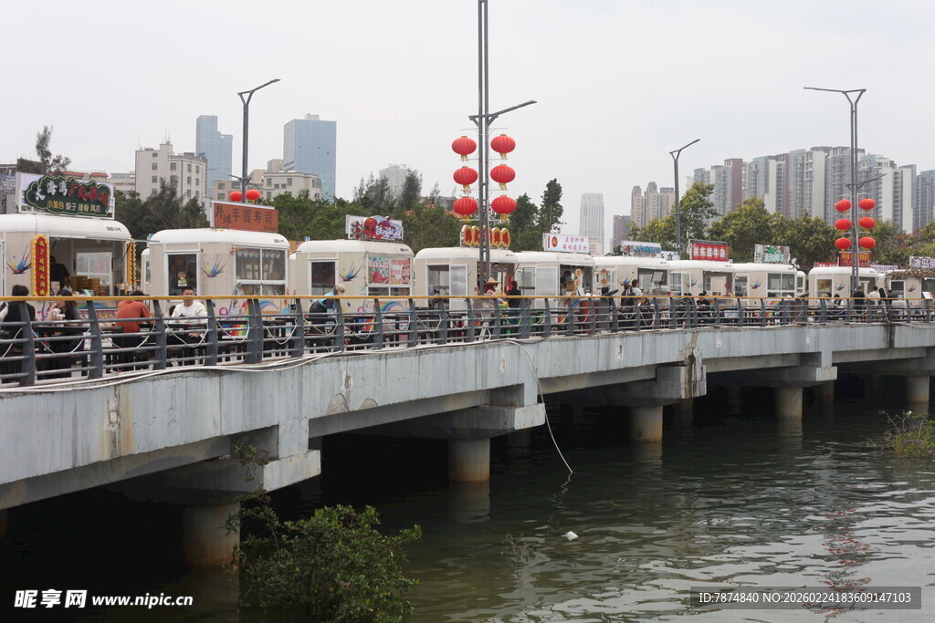 桥上多彩餐车沿河而立