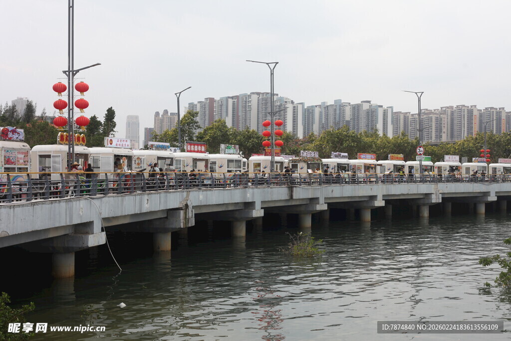 河畔桥上人群与中式装饰景观