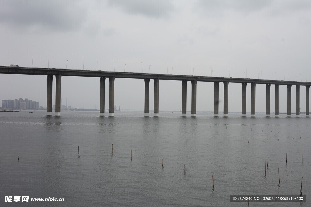 海上长桥横跨水面