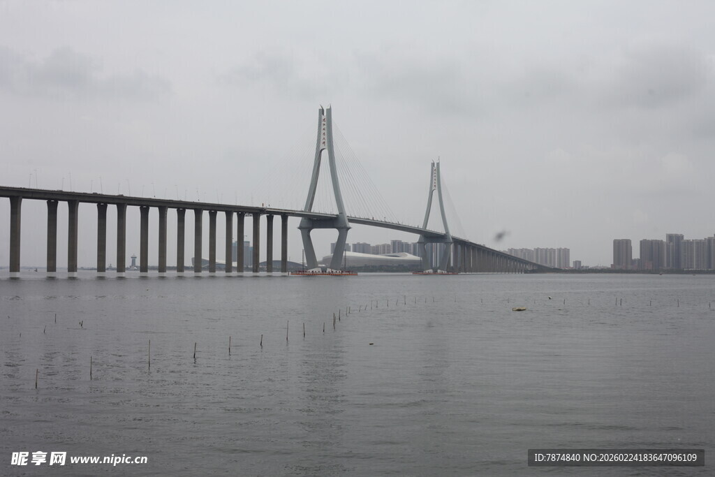 跨海大桥横跨平静海面