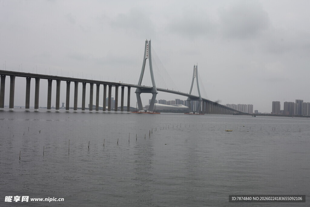 跨海大桥横跨广阔水域