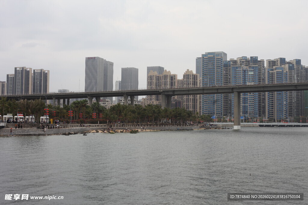 城市江畔高楼与桥梁景观