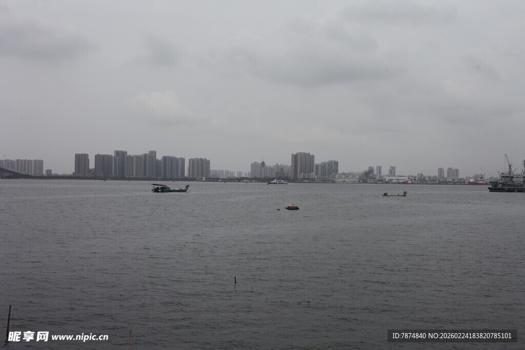 城市边缘的辽阔水域风光