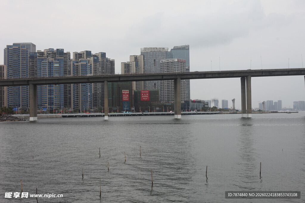 城市河畔桥梁景观