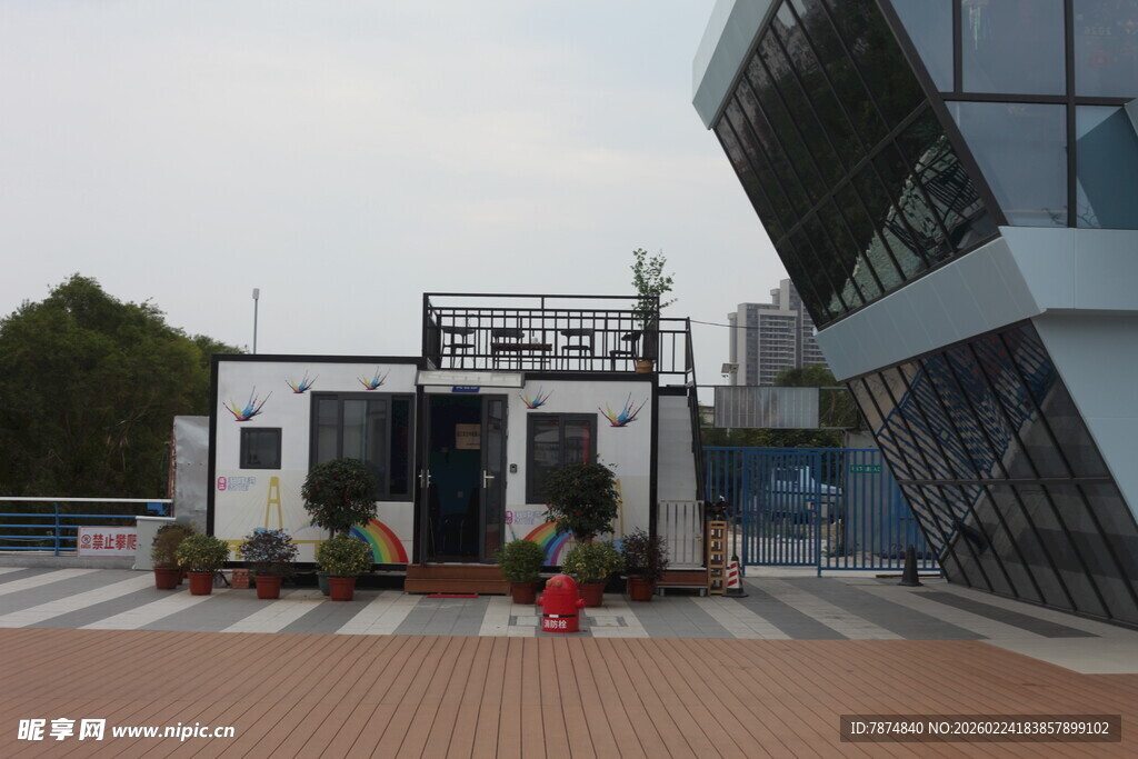 现代建筑与传统建筑并存