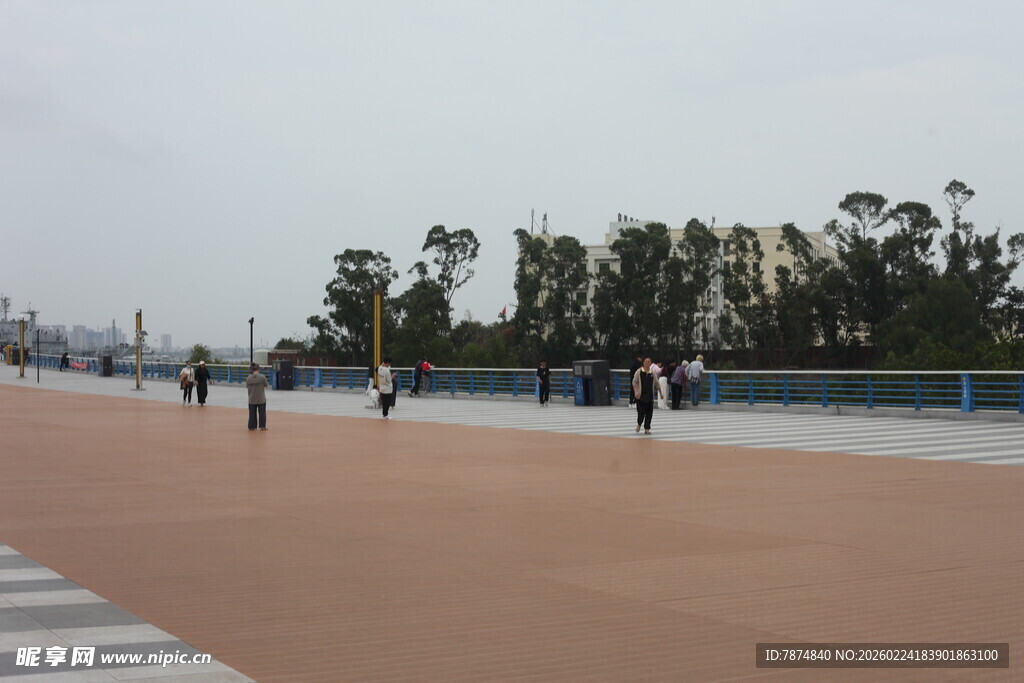 海滨步道上的悠闲行人