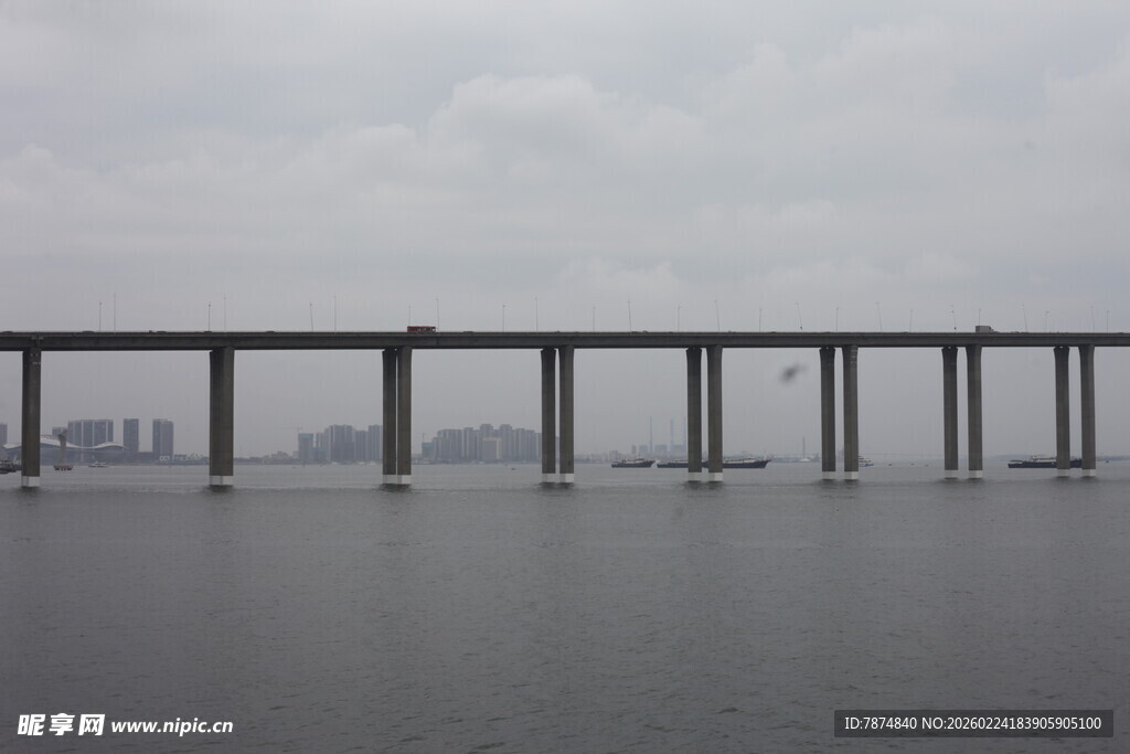 海上长桥横跨宽阔水域