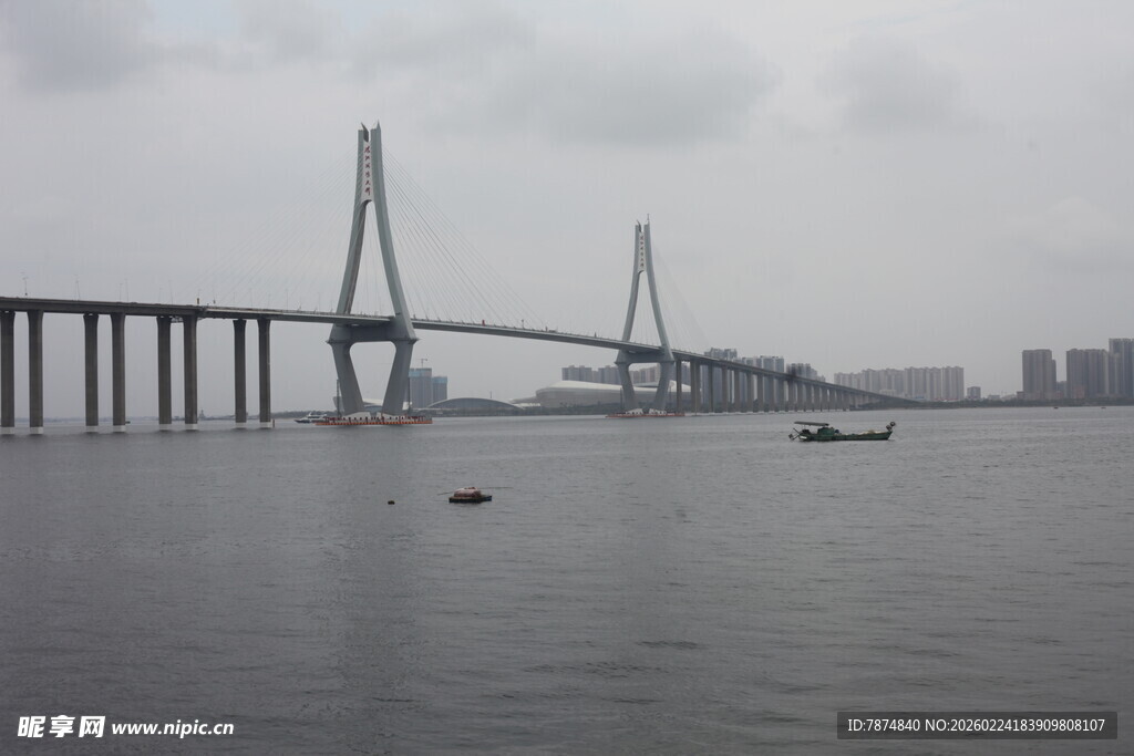 江上大桥横跨水域
