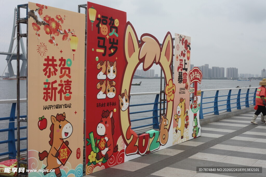 新春装饰立于海边步道