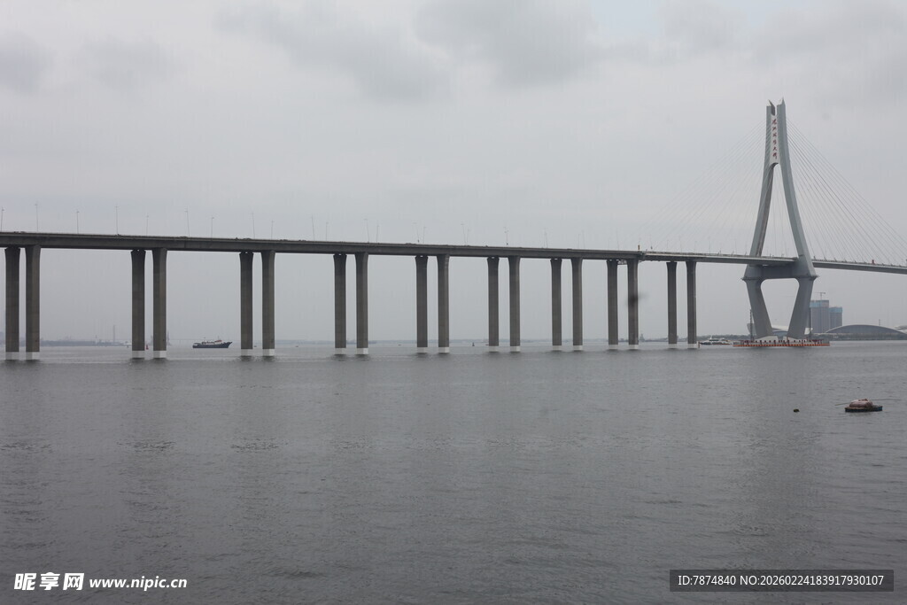 海上大桥壮观景象