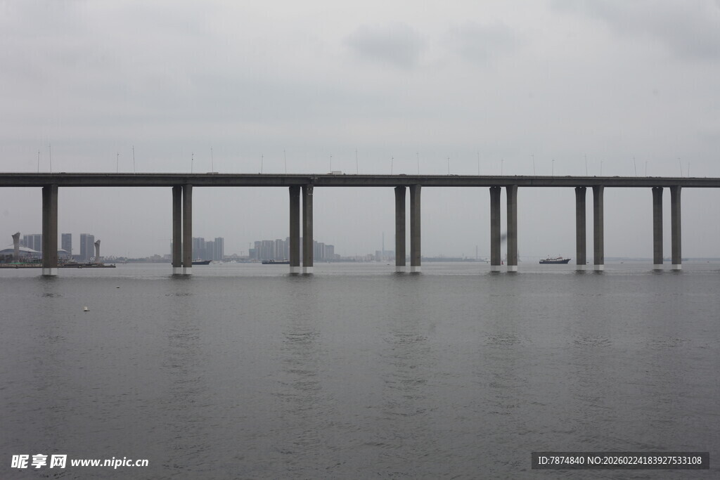 水上长桥横跨广阔水域