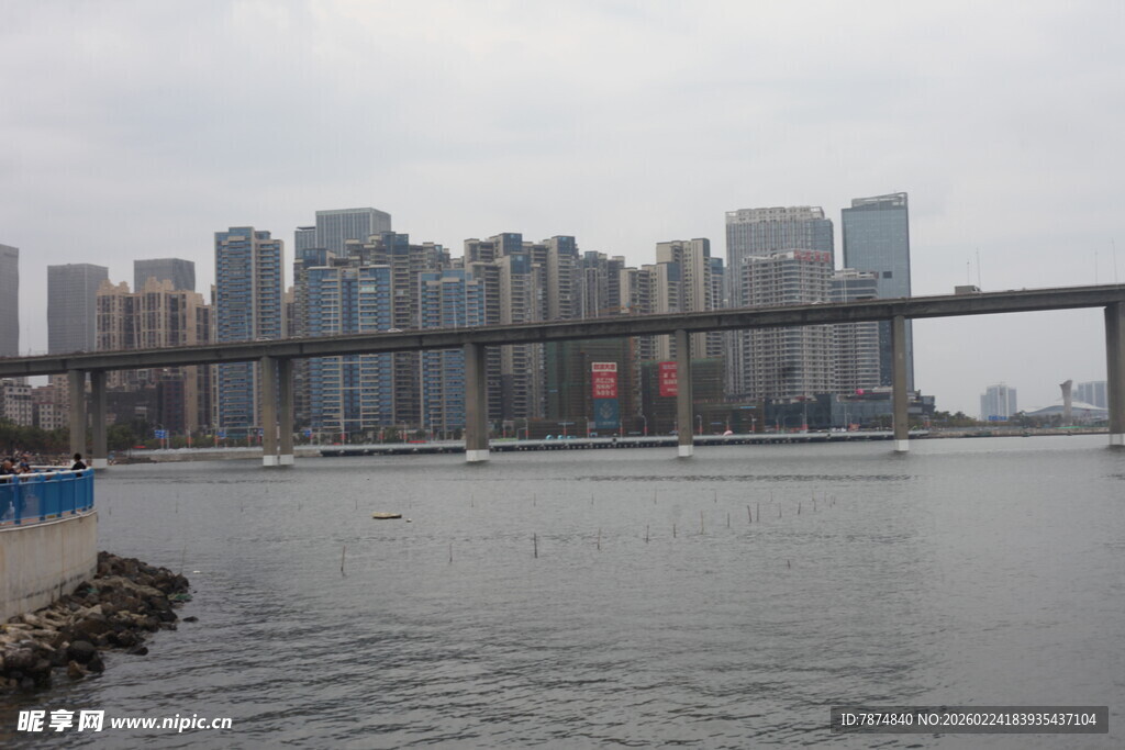 城市江景与跨江大桥景观