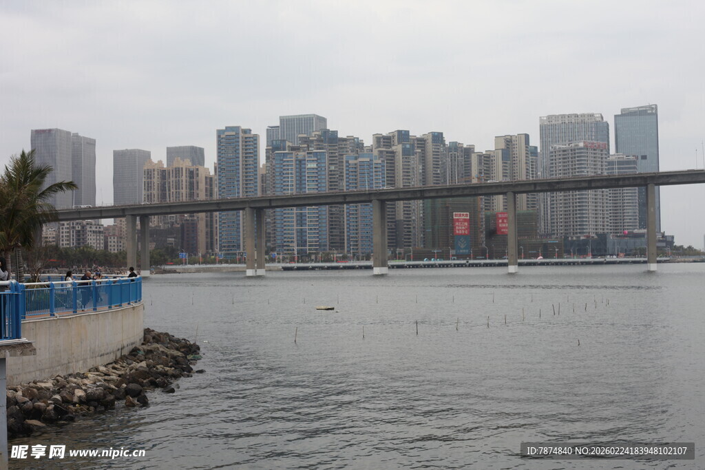 城市河畔与远处高楼景观