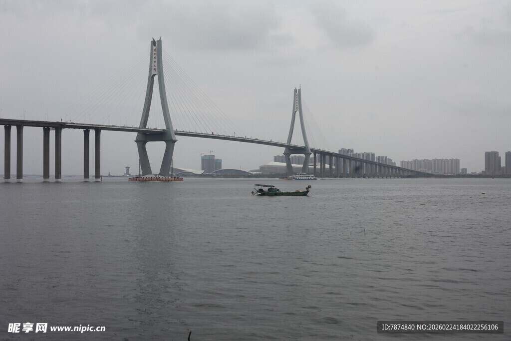 海上大桥与小船景观