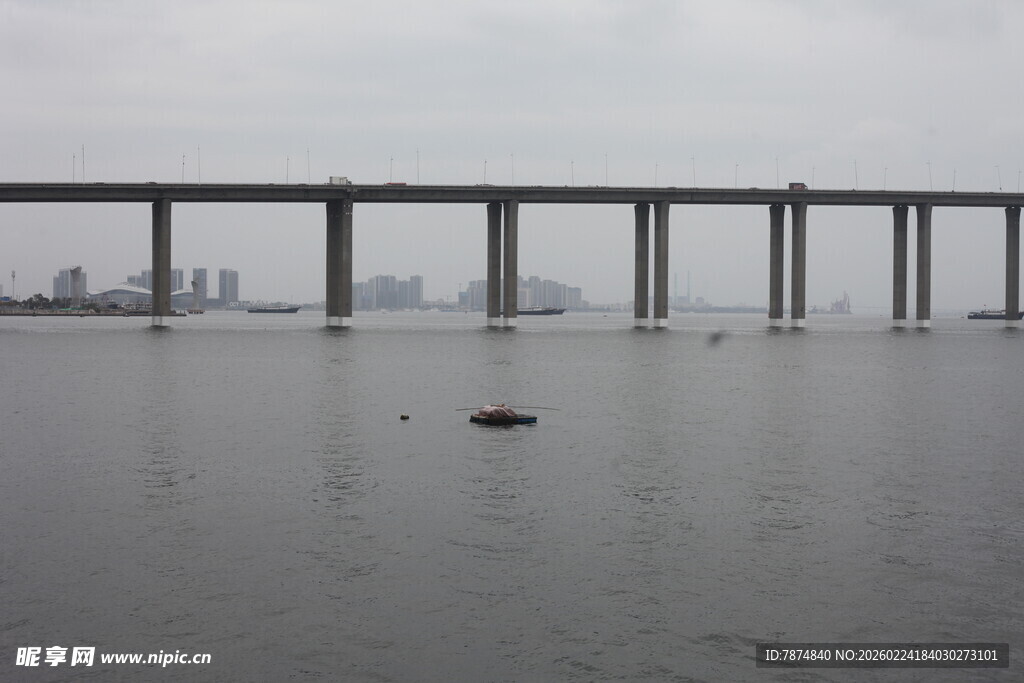 雾中海面与远处大桥景象
