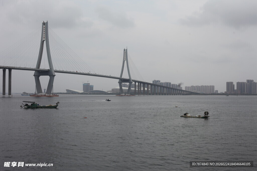 江上大桥与船只景象