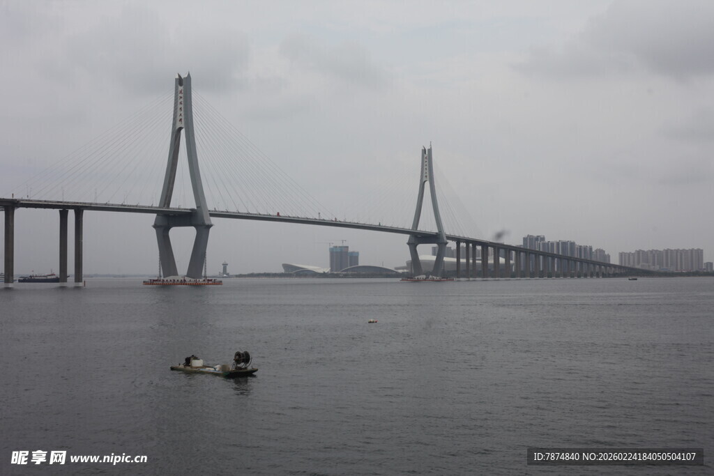 海上大桥与水面小船景象