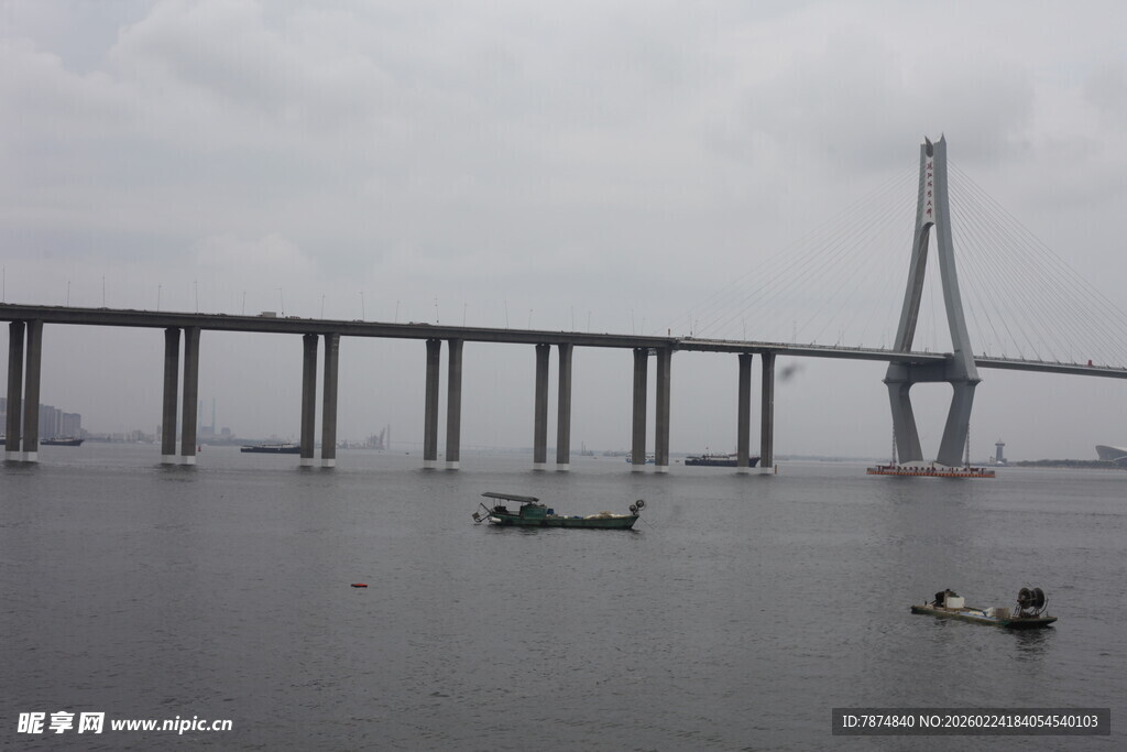 海上大桥与小船景观