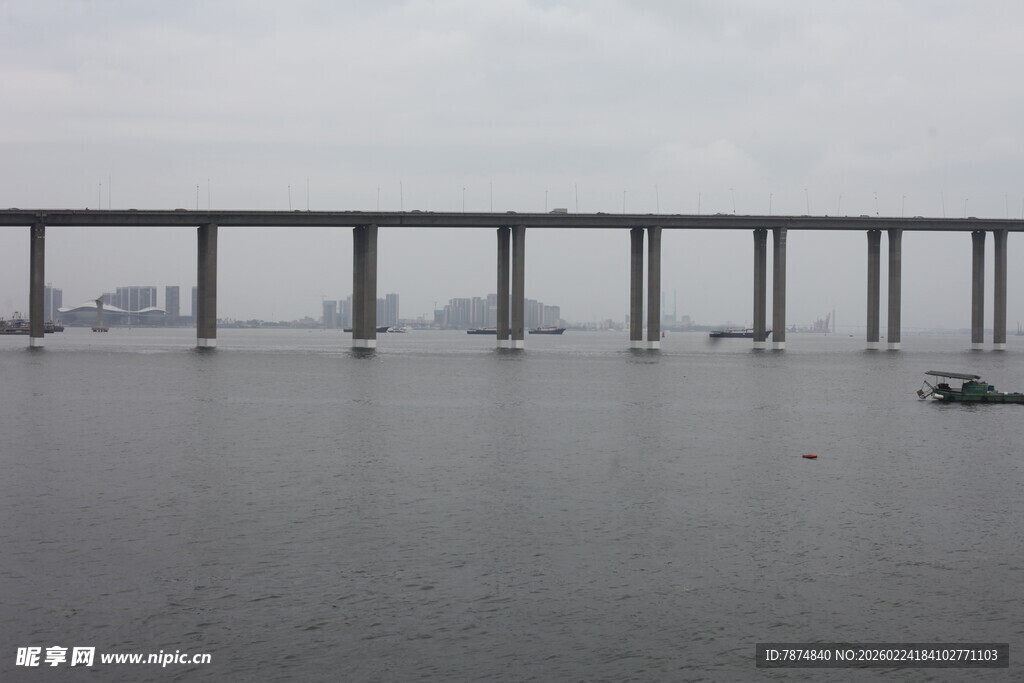 海上大桥横跨宽阔水域