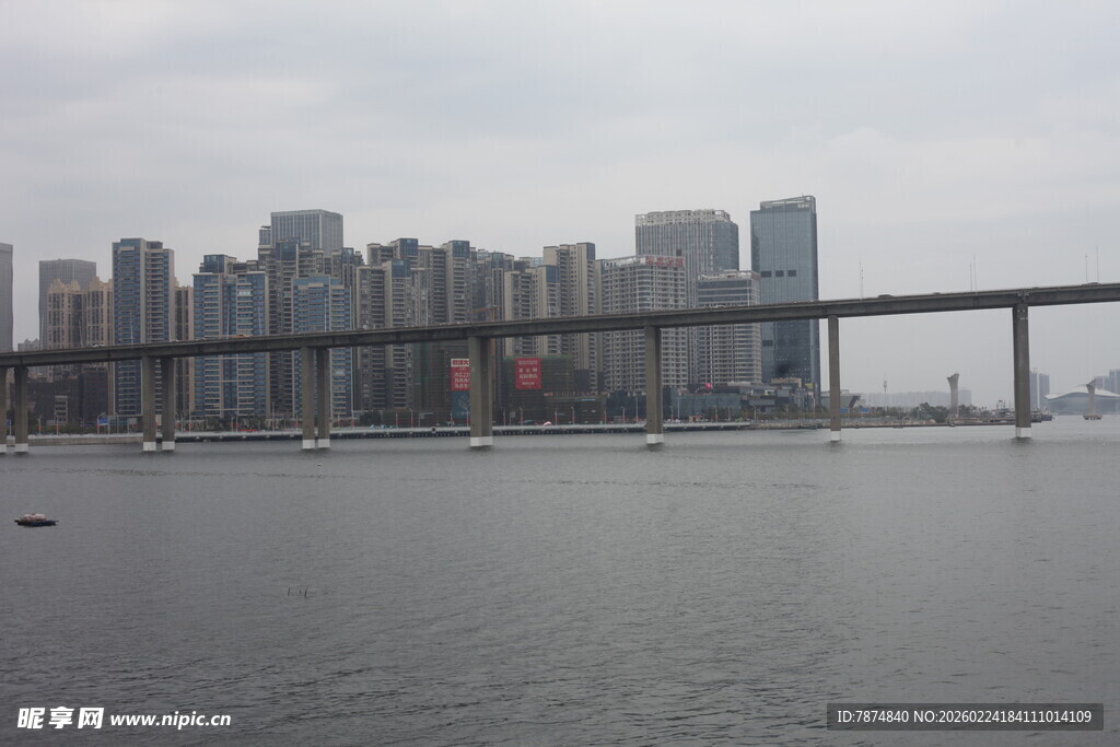 城市江景与跨海大桥风光