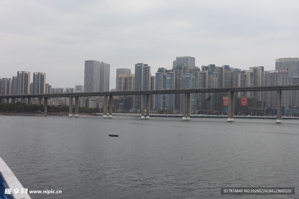 江边城市建筑群风景