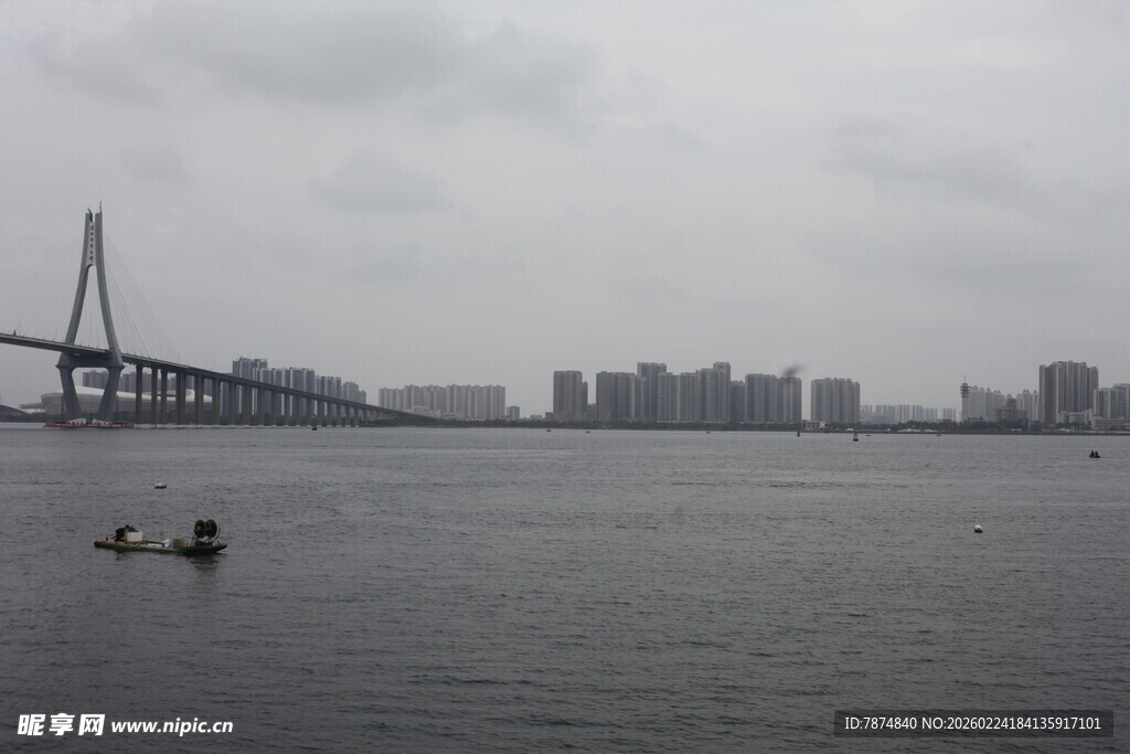 江上桥梁与泛舟景象