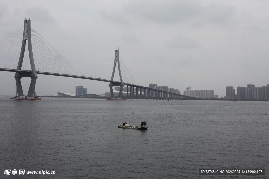 江上大桥与水面小船景象