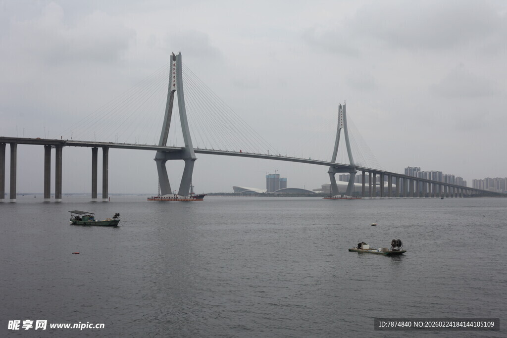 江上大桥与水中船只景象