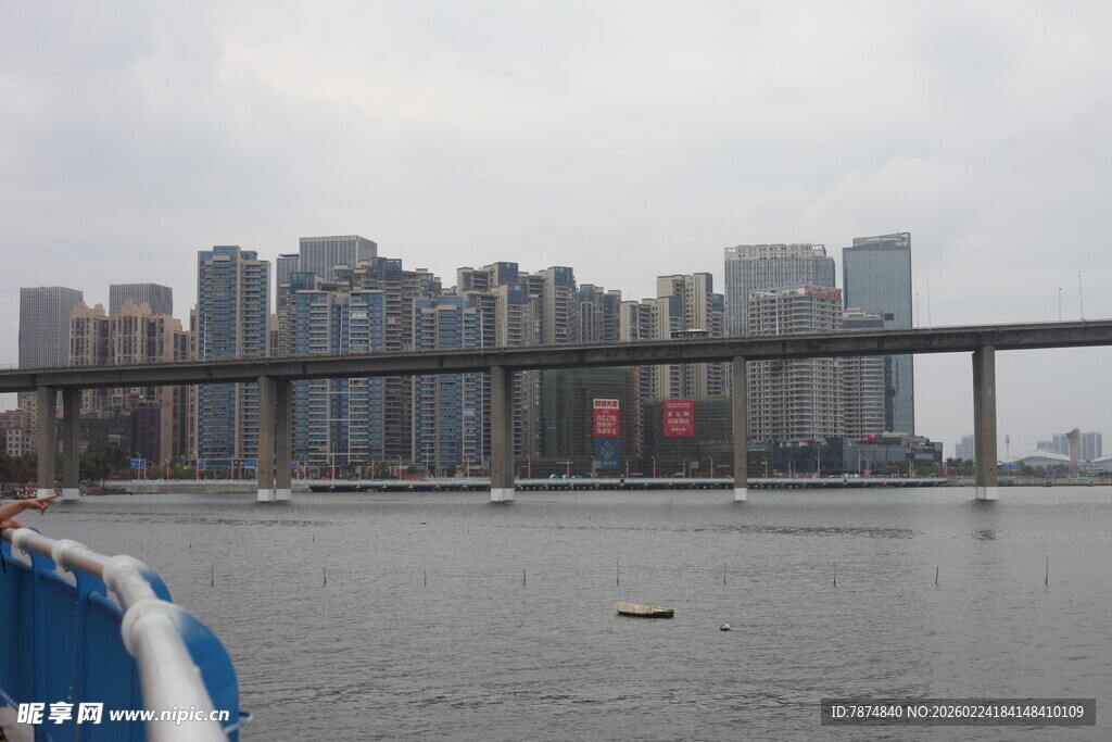 城市江边桥梁风景画面