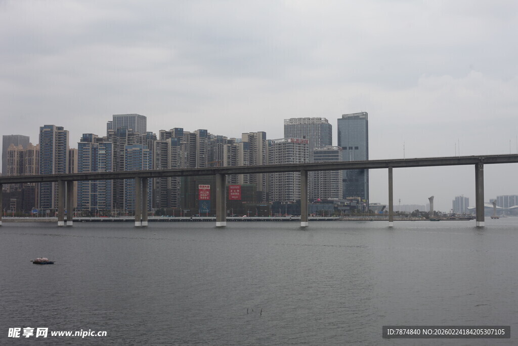 城市江畔桥梁与高楼景观