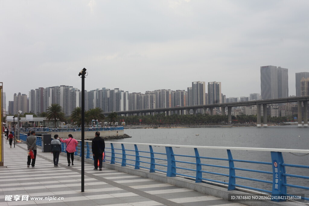 江边漫步景 城市风光美