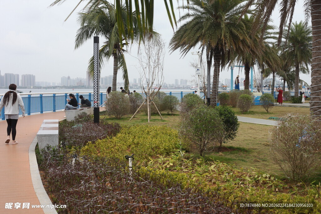 海滨步道的惬意休闲时光