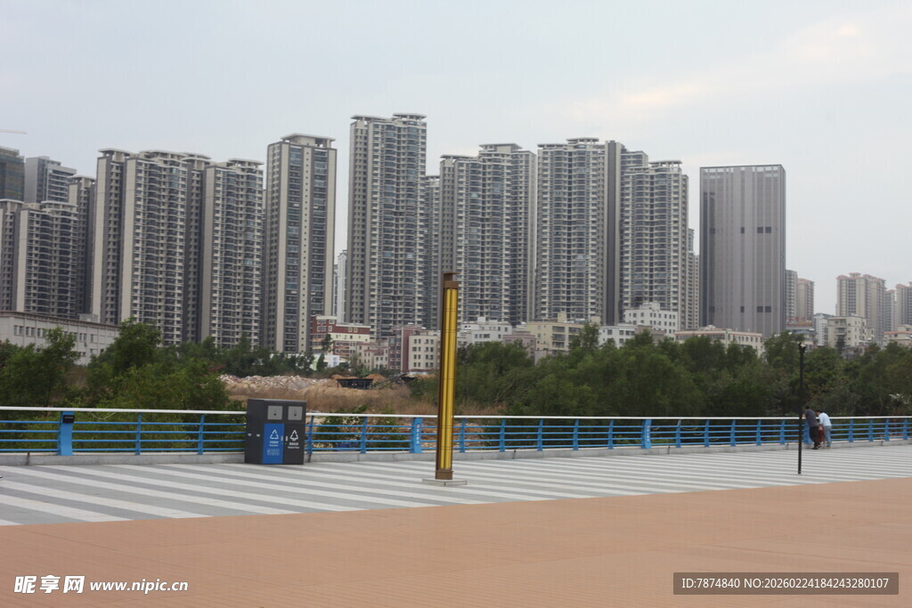 城市高楼旁的户外休闲场地