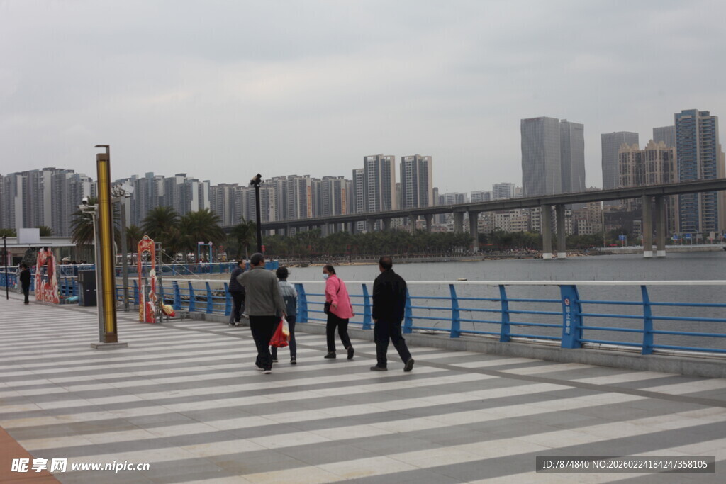 江边步道行人漫步景象